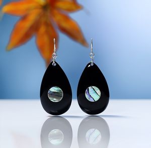 Boucles d'oreilles artisanales haut de gamme en corne de buffle Minh Giang Craft, finition naturelle brillante, bijoux uniques - Product Image 1