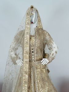 Epaules de mariée en velours d'élégance intemporelle avec embellissements en pierre détaillés Nouvelle collection pour costume adulte/robe Salwar - Product Image 3