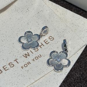 Colgante de Plata de Ley S925 con Diseño de Flor Cepillada, Estilo Vintage, Simple, Moderno y Dulce, con Patrón de Nicho en Oro Rosa - Product Image 5