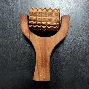Rodillo de masaje de madera hecho a mano, diseño con púas, color madera natural, artesanía exquisita, herramienta portátil para aliviar el estrés corporal - Product Image 1