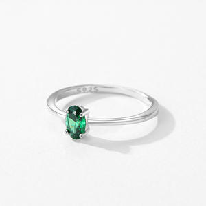 Anillo Chic S925 Sterling Silver Oval Emerald CZ con anillo hipoalergénico de diseño delicado - Product Image 2
