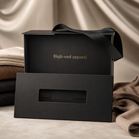 Boîte cadeau personnalisée OEM pour vêtements, en carton rigide noir mat, avec fermeture magnétique pliable, logo en feuille d'or pour homme, poignée en ruban, livraison plate