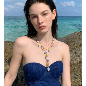 JINYOU 4586 Collana con Ciondolo in <span class=keywords><strong>Acciaio</strong></span> Inossidabile Placcato Oro con Perline in Ceramica Blu Floreale Bohemien e Charm Multiplo a Moneta Angelo - Product Image 3