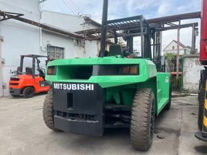 Montacargas Diésel Usado de 15 Toneladas, Tracción 4x4, Modelo FD150, Mástil de Dos Etapas, Neumáticos para Terreno Accidentado, Cabina Verde - Product Image 2