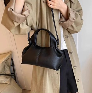 Sac à main pour femme en forme de nuage, style français, nouvelle collection automne 2024, sac polyvalent type boîte à lunch, toucher premium, fermeture magnétique, urbain - Product Image 3