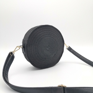 Bolsa Redonda de Praia em Papel Geométrico Leve com Alça Transversal e Fecho de Zíper - Product Image 2