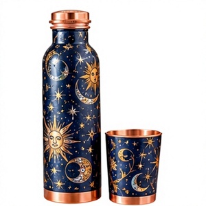 Botella de Agua de Cobre con Estampado Retro de Sol, Luna y Estrellas, con Tapa y Vaso, Ecológica y Portátil - Product Image 1