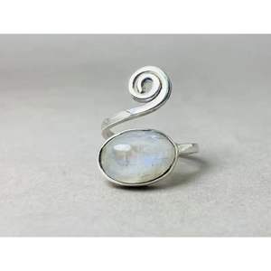 แหวนพลอยมูนสโตนสีรุ้งแบบมินิมอลเครื่องประดับดีไซน์แบบเกลียวทำมือ925เงินสเตอร์ลิง - Product Image 3