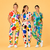 Ensembles d'uniformes médicaux personnalisés 2026 avec hauts imprimés, pantalons de yoga, ensembles d'uniformes de travail en coton de haute qualité, fabrication OEM