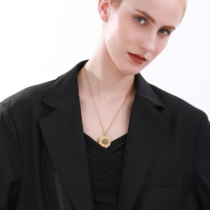 Fabricante <span class=keywords><strong>girasol</strong></span> medallón abierto letra secreta disco colgante collar personalizado grabado medallón collar - Product Image 5
