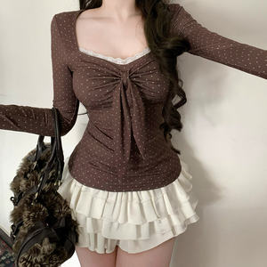 เสื้อยืดแขนยาวคอวีประดับโบว์สำหรับผู้หญิง ทรงเข้ารูปลายจุดย้อนยุคหรูหรา - Product Image 4