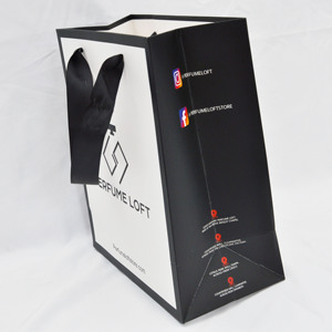 Sacs cadeaux de luxe en papier noir personnalisés avec votre propre logo, avec poignée, fabriqués par le fabricant, dorés - Product Image 2