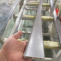 Plinthe SPC étanche et durable en composite pierre-plastique pour la protection et la décoration des bords de sol intérieurs
