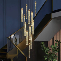 Lustres ronds modernes de luxe à LED scintillants et longs en cristal pour plafonds hauts, idéaux pour les halls d'hôtels et les escaliers