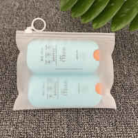 Pochette de voyage cosmétique réutilisable personnalisée en CPE dépoli avec fermeture éclair et anse à anneau, finition mate, pour échantillons de shampoing et mascara