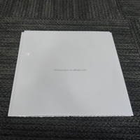 Panneau de plafond en PVC directement de l'usine, grille de plafond carrée, imperméable, résistant au feu, perforé, panneau décoratif pour salle de bain intérieure