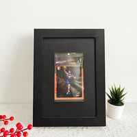 Cadre en bois de qualité supérieure avec support magnétique intégré de 35 points, protection UV noire, pour l'affichage de cartes à collectionner sur un mur ou une table