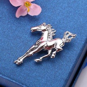 Broche de solapa para traje de hombre, estilo occidental, para fiesta de Navidad o aniversario, de aleación de oro y plata, con diseño de animal (caballo), tipo alfiler de seguridad - Product Image 4