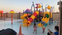 Toboggan aquatique côté piscine grand monde de jeu aquatique pour enfants favoriser le travail d'équipe créativité beaucoup de plaisir actif