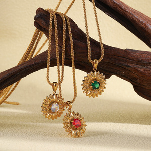 B080 Vente en gros Collier pendentif en acier inoxydable plaqué or 18 carats, motif tournesol, avec pierres de cristal colorées et brillantes, pour femme - Product Image 1