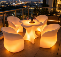 Ensemble de mobilier de bar moderne en plastique pour la location : chaises et tables pour restaurant/salon, idéal pour discothèque, salle de bal, repas en extérieur, avec LED