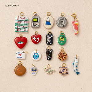 L'envie de jouir de la vie, à l'heure de la rétrogigue enfantine |   Pendentif en émail peint à la main en acier inoxydable plaqué or 18K PVD, imperméable, hypoallergénique, durable - Product Image 5