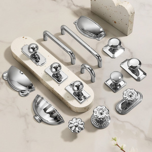 Poignée et bouton de meuble en alliage de zinc chromé, design minimaliste pour portes de placards et tiroirs, durable - Product Image 1