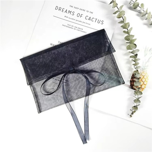 Bolsa de organza negra personalizada para ropa interior, bolsa tipo sobre de organza, bolsa de viaje transparente con logo blanco. - Product Image 5