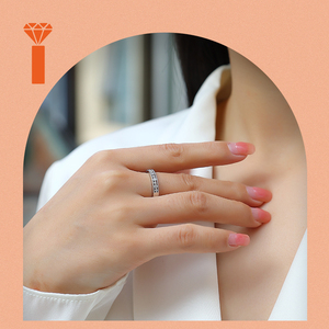 Anillo de mujer vintage de plata de ley 925 chapada en plata con moissanita de corte redondo graduado, engaste de puntas compartidas y borde de milgrain, tipo banda de eternidad - Product Image 5