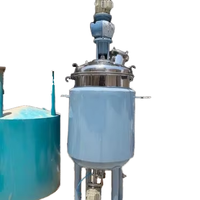 Cuve de réaction chimique industrielle en acier inoxydable à double enveloppe avec agitateur motorisé supérieur pour mélange intensif
