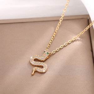 Collana con Ciondolo a Serpente Placcato Oro con Cristalli e Strass per Donne, Lussuosa per Uso Quotidiano, CATENA A SERPENTE - Product Image 1
