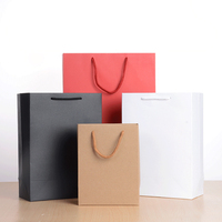 Sacs cadeaux en papier cartonné recyclé noir personnalisés de luxe, impression sur mesure, marque privée, format A4, logo personnalisé, OEM, vente en gros Chine