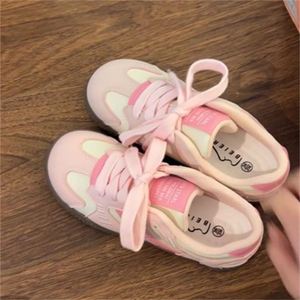 Nouvelles Chaussures Blanches Polyvalentes de Sport et de Loisirs pour Femme, Respirantes en Maille, Style Allemand, Collection Été 2026 - Product Image 1
