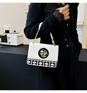 Sac fourre-tout à bandoulière de luxe à une épaule avec logo en relief petit sac à main carré de luxe à la mode de style français pour femmes - Product Image 3