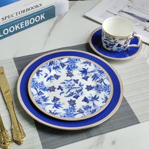 Offre spéciale Ensemble de table en porcelaine de chine à bordure dorée Vente en gros de vaisselle bleue en céramique pour décoration de mariage - Product Image 5