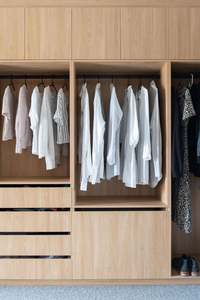 Armoire sur mesure avec entrée, design de meubles de chambre à coucher moderne avec porte miroir et étagère à chaussures - Product Image 2