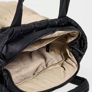 Sac fourre-tout matelassé en nylon imperméable personnalisé pour femme, idéal pour les voyages en extérieur, sac de plage, sac de shopping, sac à bandoulière moyen avec fermeture éclair - Product Image 6