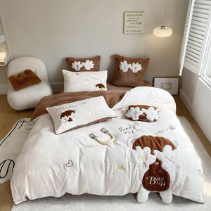 Ensemble <span class=keywords><strong>de</strong></span> literie quatre pièces en velours <span class=keywords><strong>de</strong></span> lait pour enfants, ensemble <span class=keywords><strong>de</strong></span> literie brodé avec tissu, drap <span class=keywords><strong>de</strong></span> lit, drap-housse, ensemble <span class=keywords><strong>de</strong></span> literie d'hiver - Product Image 3