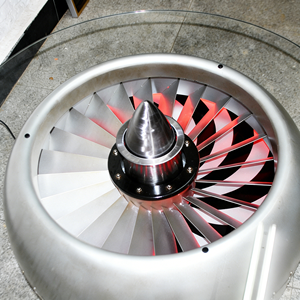 Tavolino da Caffè Rotondo in Ferro Stile Retrò con Motore d'Aereo Inciso, Ventola Turbo Aviazione Dipinta a Mano, Artigianato in Metallo per Decorazione Bar - Product Image 4