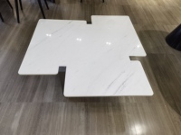 Pièce décorative sculpturale en marbre naturel blanc platine avec supports incrustés en acier inoxydable pour salon moderne, hall, villa