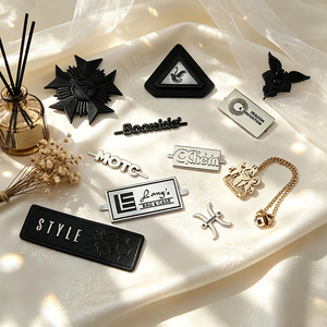 Etiquetas de Metal con Logotipo Personalizadas, de Aleación de Zinc Pulido, Cortadas con Láser, Ecológicas, Entrega Rápida, Etiquetas al por Mayor para Camisetas, Chaquetas y Suéteres - Product Image 1