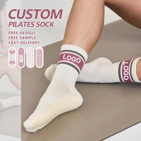 Chaussettes en coton rayées chic de haute qualité pour femmes, chaussettes élégantes pour le yoga et le pilates avec zone antidérapante
