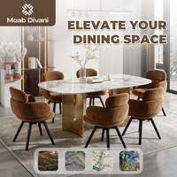 Table à manger ovale moderne de luxe en marbre blanc veiné, avec support en métal doré poli et chaises pivotantes en velours pour villa