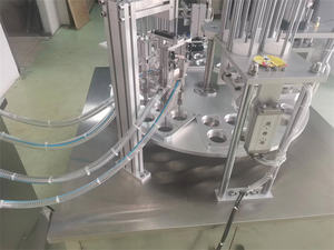 Machine de remplissage et de scellage de gobelets à eau et à jus rotative <span class=keywords><strong>KIS</strong></span>-4 voies de Chine - Product Image 2