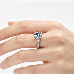 Anillo de Plata de Ley S925 con Seis Garras y Moissanita Redonda de 2CT, Anillo de Compromiso Sencillo y Moderno para Pareja, Venta al por Mayor de Fábrica - Product Image 2