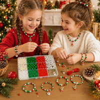 Kit de fabrication de bijoux de Noël DIY, ensemble de perles rouges et vertes avec breloques de Noël et boîte à cordon pour bracelet, collier, cadeaux artisanaux