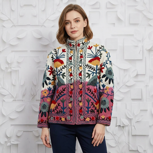 Veste en velours noir brodée, écologique, style bohème, Suzani, avec bordure en fourrure de mouton, design floral fait main, cadeau unique pour elle - Product Image 1
