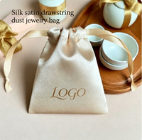 Vente en gros de sacs à poussière en tissu satiné beige de différentes tailles avec logo personnalisé imprimé, couleur bonbon, pour bijoux