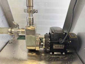 Produits à bas prix Petite machine de remplissage liquide à 4 têtes par gravité Machines de remplissage d'embouteillage de bouteilles de <span class=keywords><strong>vin</strong></span> et de whisky - Product Image 3