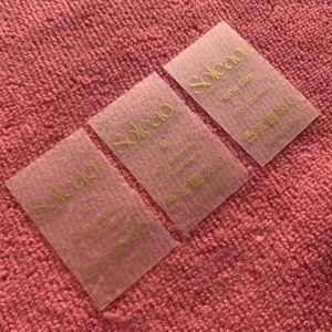 Etiqueta Transparente de TPU con Logotipo Dorado de Alta Elasticidad, Etiquetas de TPU de Plástico Transparente con <span class=keywords><strong>Instrucciones</strong></span> de Cuidado en Color Dorado Impresas y Lavables para Trajes de Baño - Product Image 1